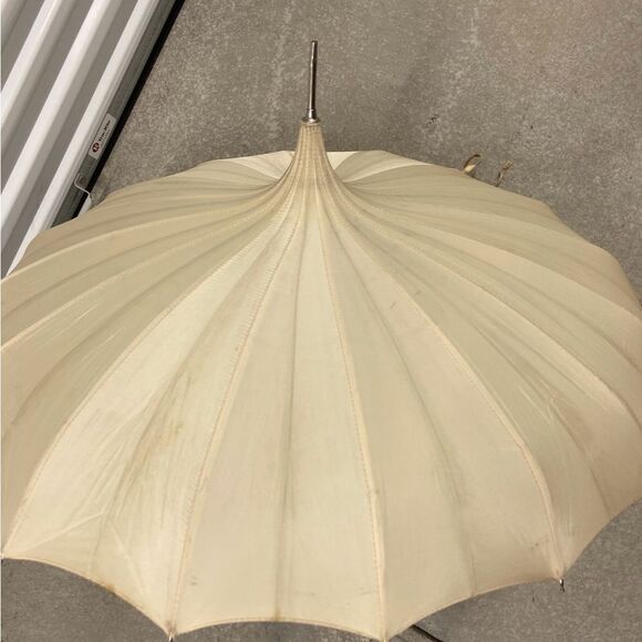 VTG,Elegant Cream Umbrella - Picture 9 of 12